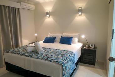 בית מלון כפרי Marlin Waters Beachfront Apartments