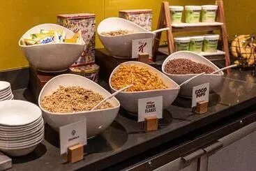 Отель Holiday Inn Express Edinburgh Airport, An Ihg