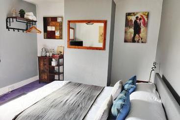 בית מלון כפרי The Village Inn