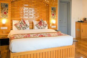 هتل Royal Comfort Regency