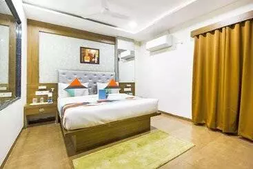 Fabhotel Royal Palace