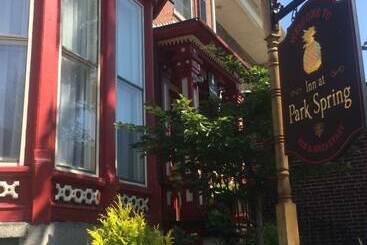 تختخواب و صبحانه Inn At Park Spring