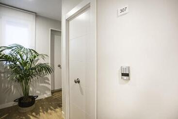 مسافرخانه Hola Rooms