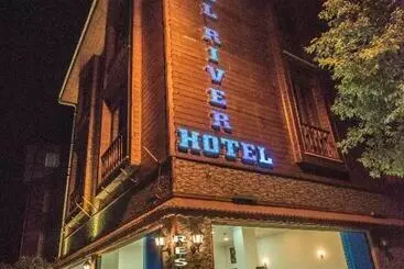 Hotel Hill River
