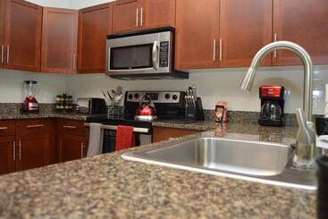 ツーリストアパートメント Montclair Apartments By Gracen Properties