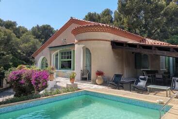 Cassis Hostel Les Heures Claires