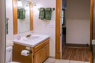 Mökkimajoitus Oak Sherwin House Near Osf