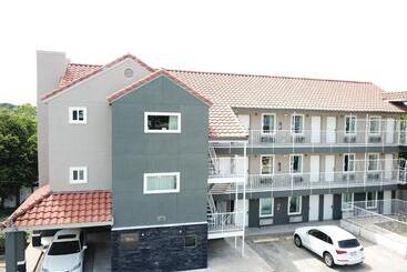 مُتل Village Motor Inn