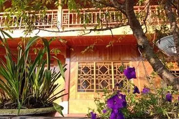 Lenh Family House   Hostel