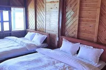 Lenh Family House   Hostel