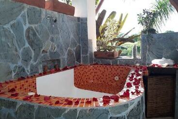 هتل Boutique La Casa Que Canta