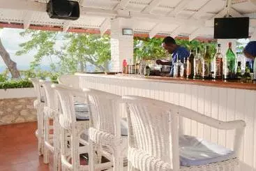 هتل Wahoo Bay Beach Club & Resort