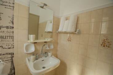 هتل آپارتمان Ilaeira Rooms