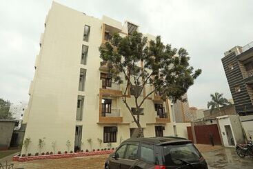 בית מלון כפרי Qlark Rooms & Lawn By Oyo Rooms