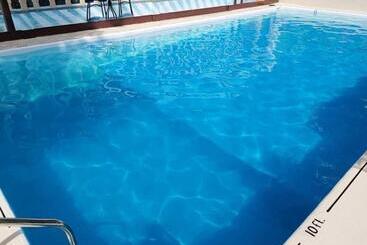 White Summerville Tourist Inn