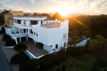 פנסיון Limoni Luxury Suites