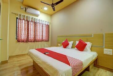 호텔 Capital O 13489 Garuda Comforts