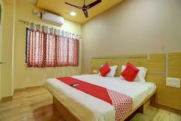 Hotel Capital O 13489 Garuda Comforts