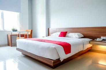 Отель Reddoorz Plus Near Pekanbaru Mall