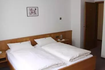 Hotelli Gasthof Pension Hunaustuben