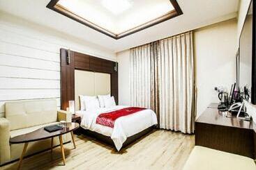 Hotel Charlot Castle