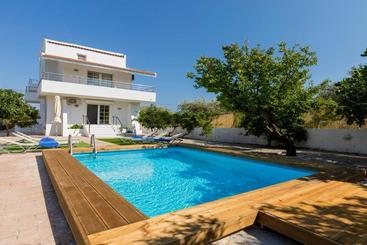 آپارتمان‌های توریست‌ها Afantou Golf Luxury Villa