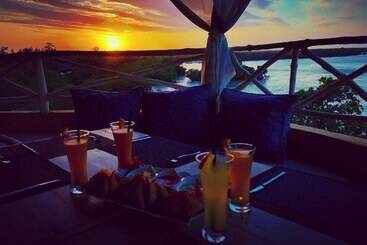 هتل Rock And Sea Resort