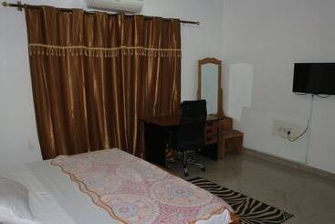 Отель Pioneer Guest Lodge