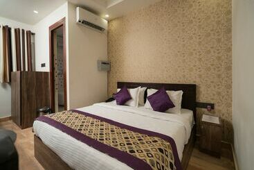 هتل Rr Palace By Oyo Rooms