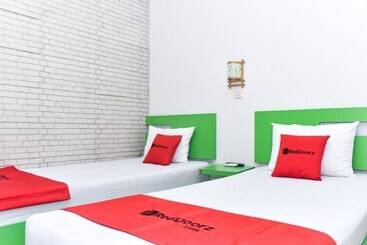 Panzió Reddoorz Plus Near Hartono Mall
