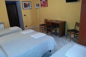 پانسیون Roxena House