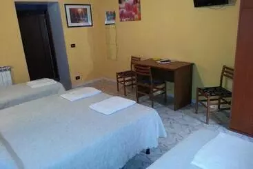 پانسیون Roxena House