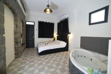 Majatalo Shirat Ha Agam