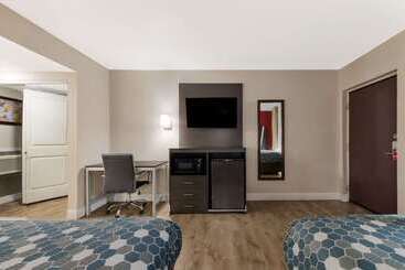 호텔 Econo Lodge Inn & Suites On The River