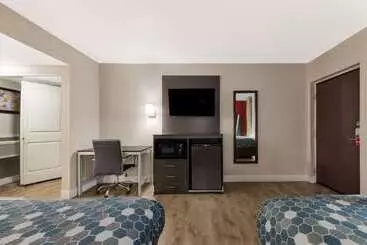 호텔 Econo Lodge Inn & Suites On The River