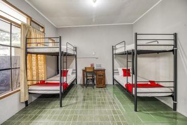 호텔 Reddoorz Hostel Near Adisucipto Airport Yogyakarta
