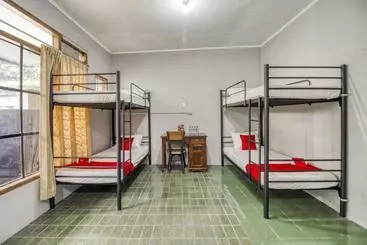 ホテル Reddoorz Hostel Near Adisucipto Airport Yogyakarta