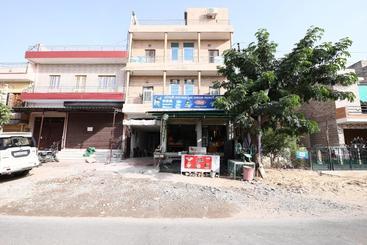 호텔 Spot On 44251  Suraj Inn