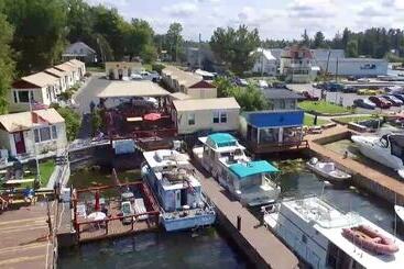 בית מלון כפרי Hills Motor Court & Marina