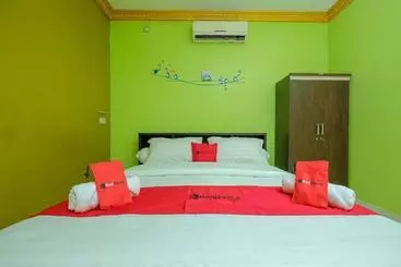 Pension Reddoorz Syariah Near Syamsudin Noor Airport 2
