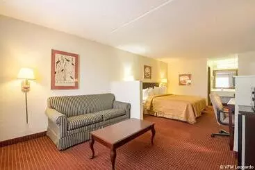 هتل Econo Lodge Inn & Suites