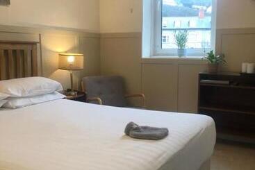 تختخواب و صبحانه Helmsman Guesthouse