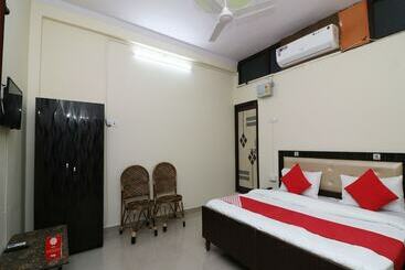 Hotell Oyo 24823 Amrit Guest House