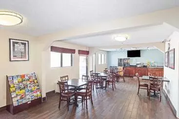 בית מלון כפרי Super 8 By Wyndham Findlay