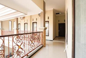 هتل Oyo 1743 Anie Residence