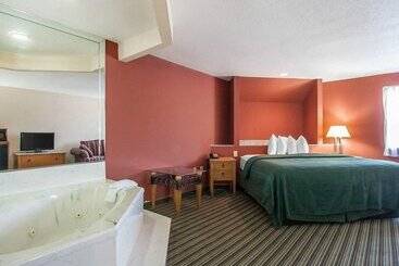 호텔 Econo Lodge Inn & Suites
