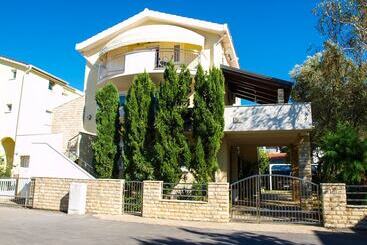 관광객 아파트 Apartment Complex Kristi