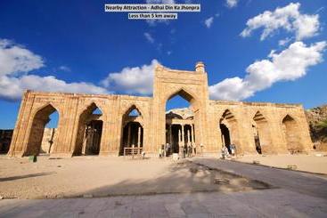 هتل Spot On 48538 J S Hostel