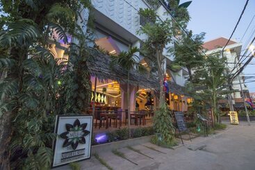 هتل Natural House