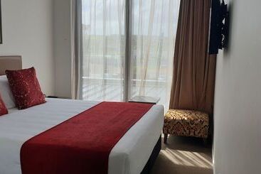 בית מלון כפרי Ramada Suites By Wyndham Auckland Manukau Pacfic Centre